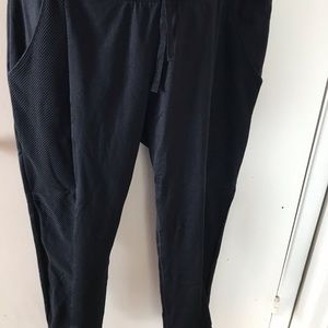 Fabletics sweat pants with pockets and mesh bottoms